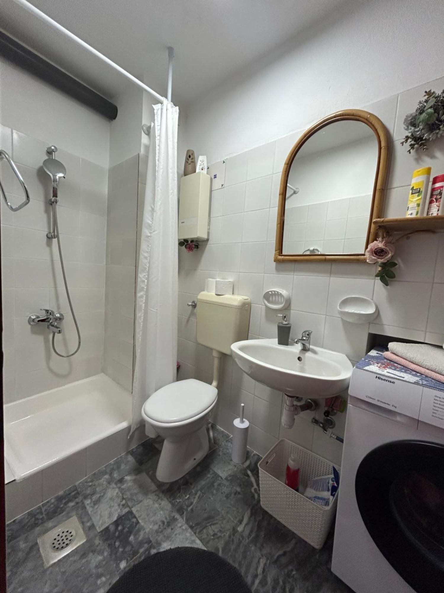 Seafront Studio Apartment+Balcony 포드고라 외부 사진