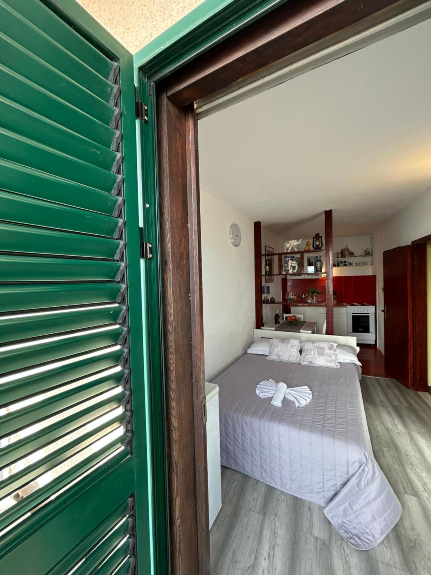 Seafront Studio Apartment+Balcony 포드고라 외부 사진