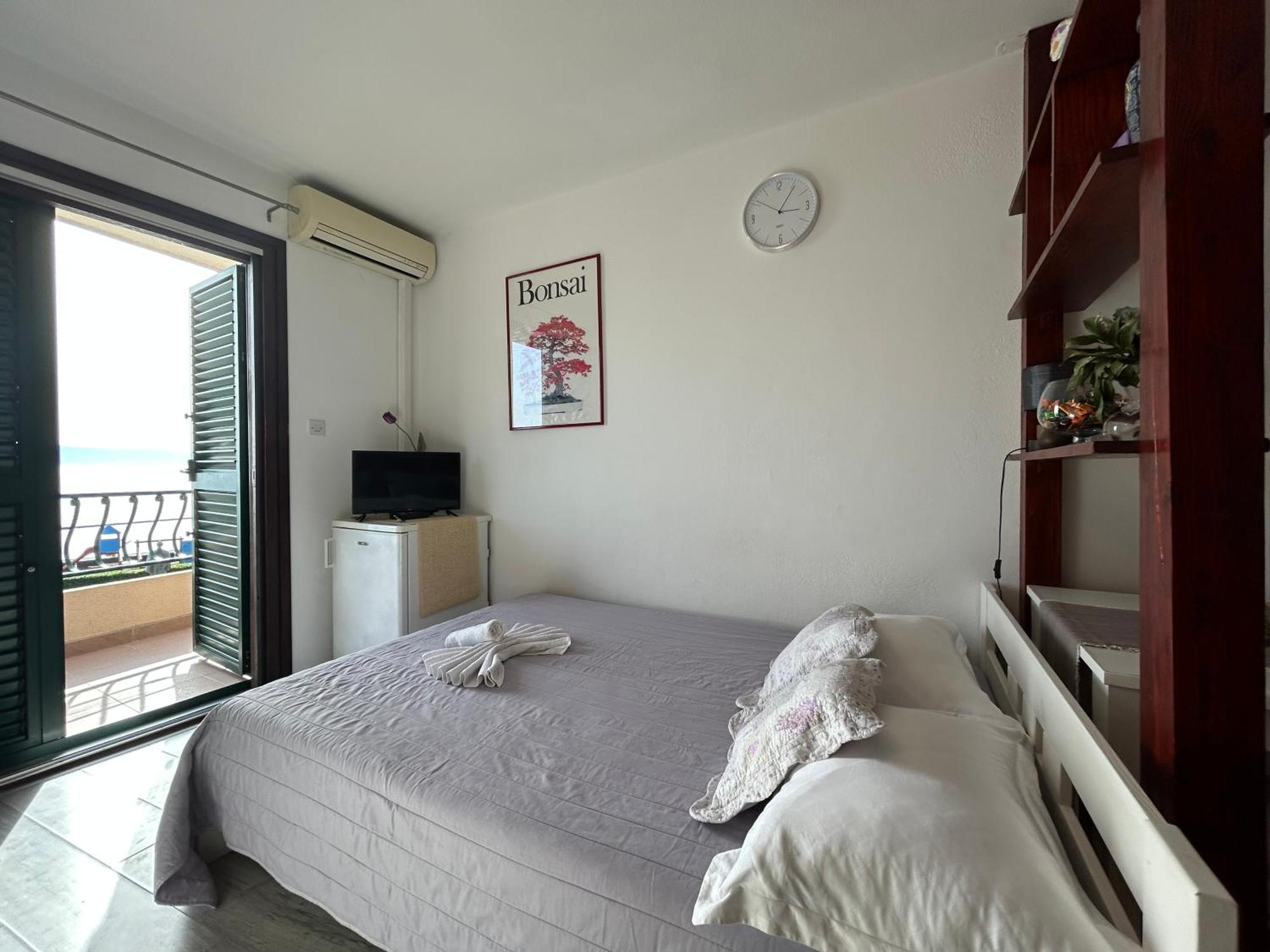 Seafront Studio Apartment+Balcony 포드고라 외부 사진