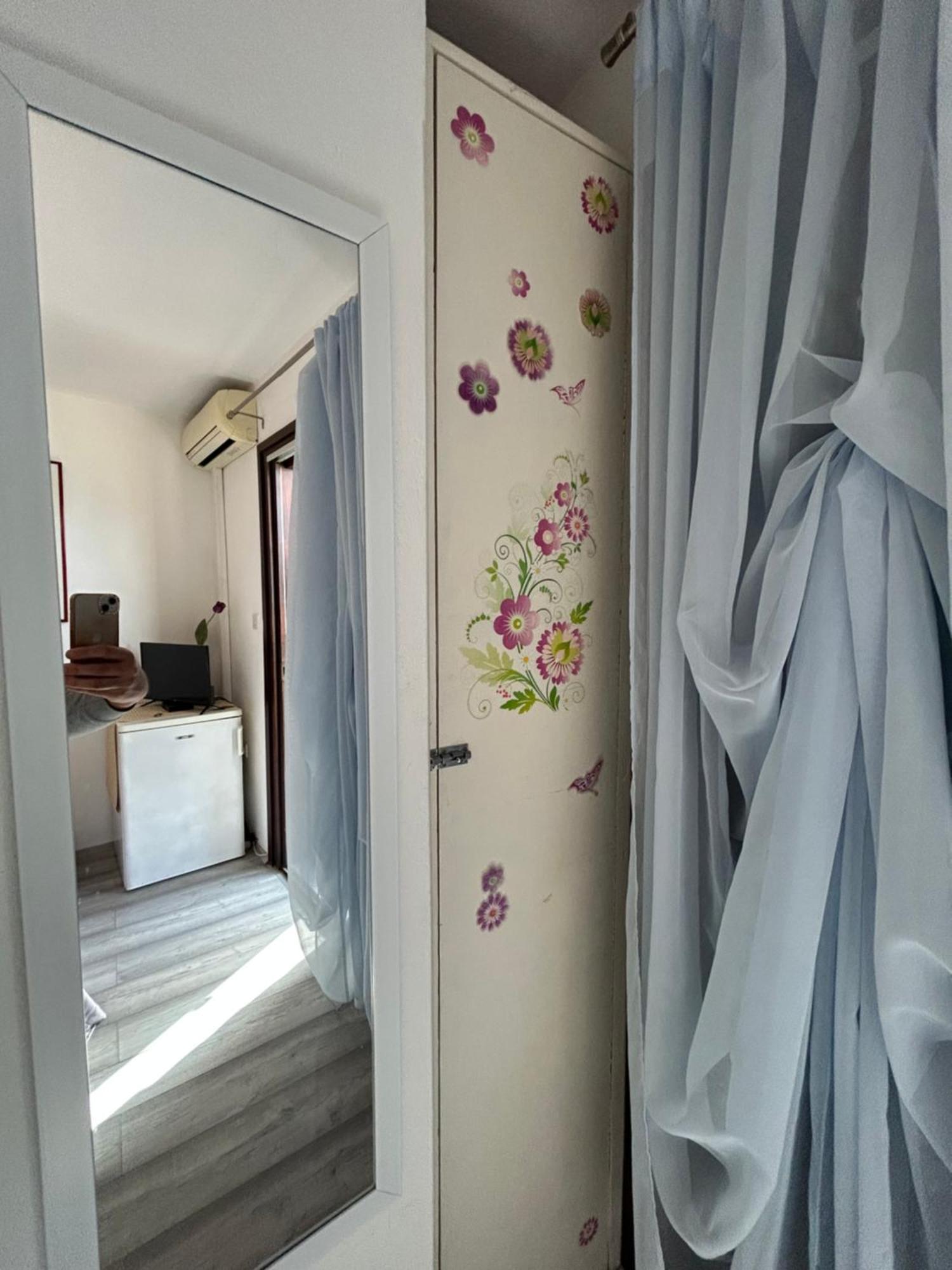 Seafront Studio Apartment+Balcony 포드고라 외부 사진